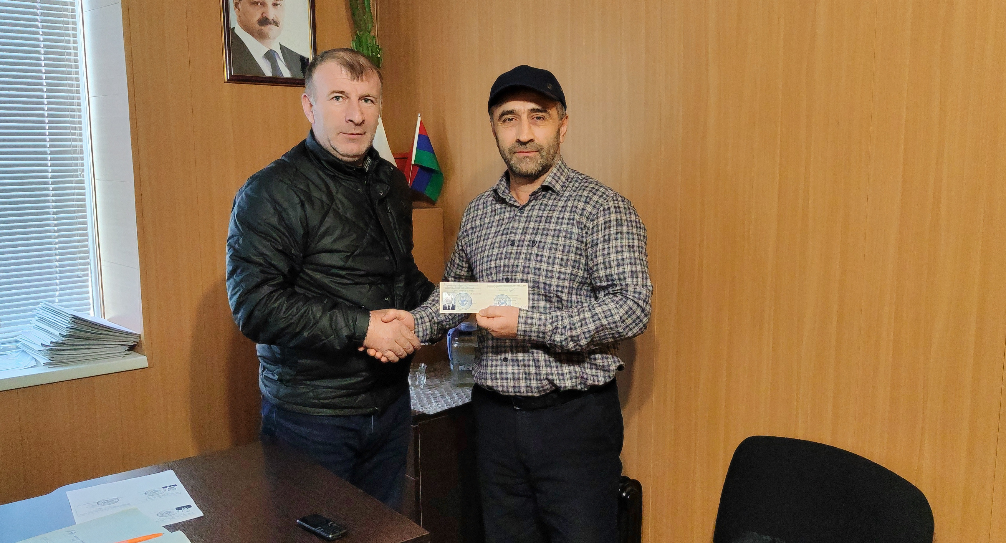 Вручение удостоверения "Ветеран труда" Исубову Р.