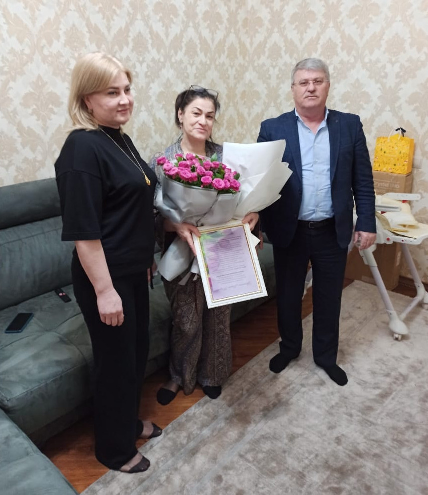 Маму Героя поздравили с 8 марта.