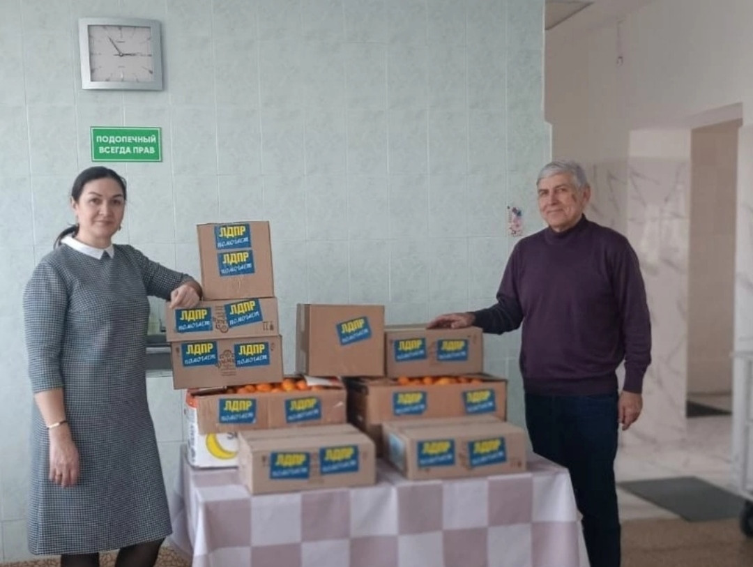 Члены регионального отделения ЛДПР посетили  подопечных дома - интерната "Ветеран"