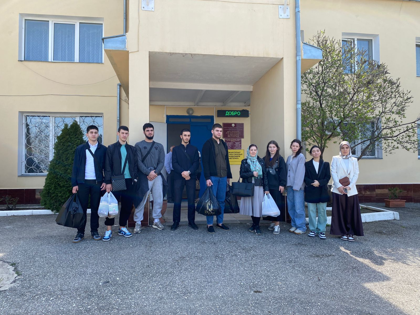 Студенты ДГУНХ посетили дом - интернат "Ветеран"