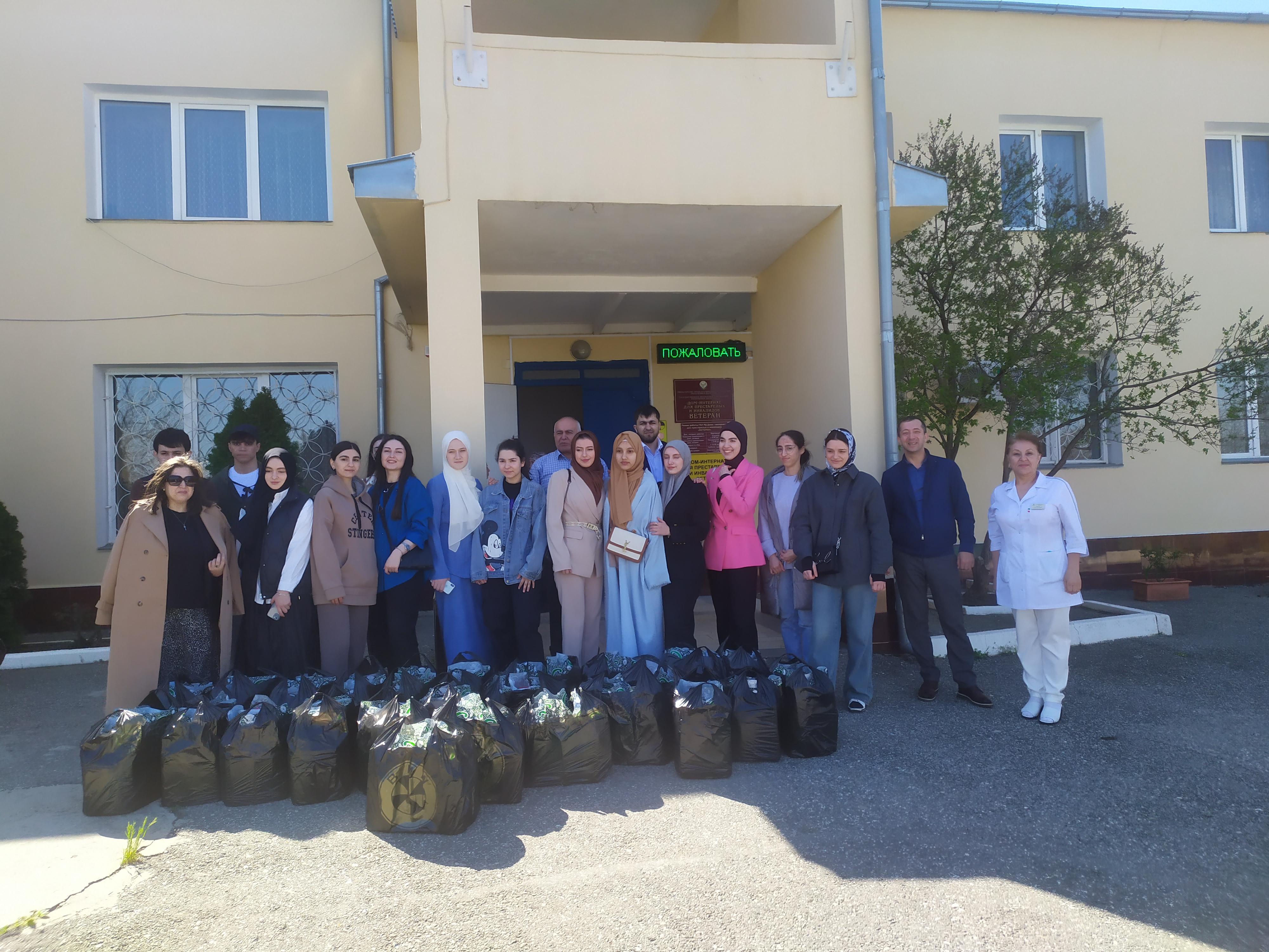 Студенты ДГМУ посетили проживающих Дома – интерната для престарелых и инвалидов «Ветеран»