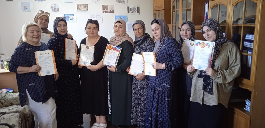 Директор Комплексного центра г.Кизилюрта Дайганат Гитинова поздравила своих работников с наступающим профессиональным днем – Днем соцработника