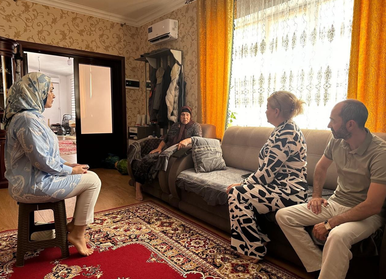 Сегодня руководители КЦСОН и Социальной защиты "г Кизилюрт" Гитинова Дайганат и Хожакова Хадижат с работниками центра, посетили семью погибшего СВО на Украине Муртазалиева Рамазана Абдулаевича.