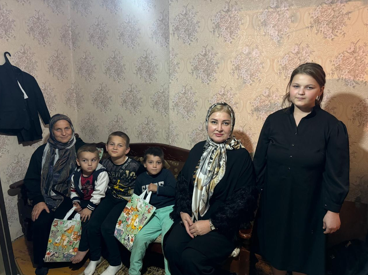 Социальные работники посетили многодетную семью участника СВО