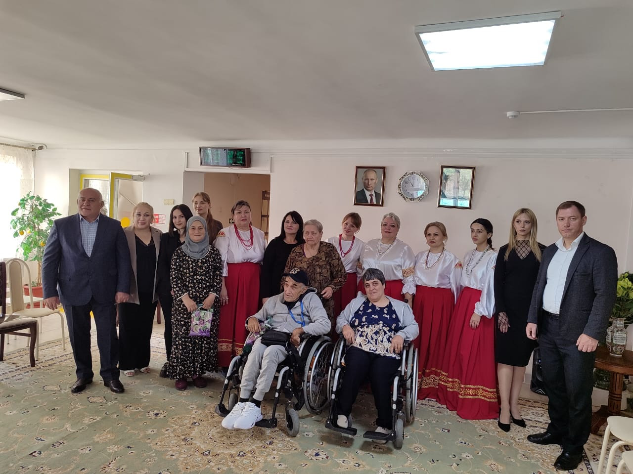 Коллектив Центра русского языка и культуры посетили постояльцев дома - интерната "Ветеран"