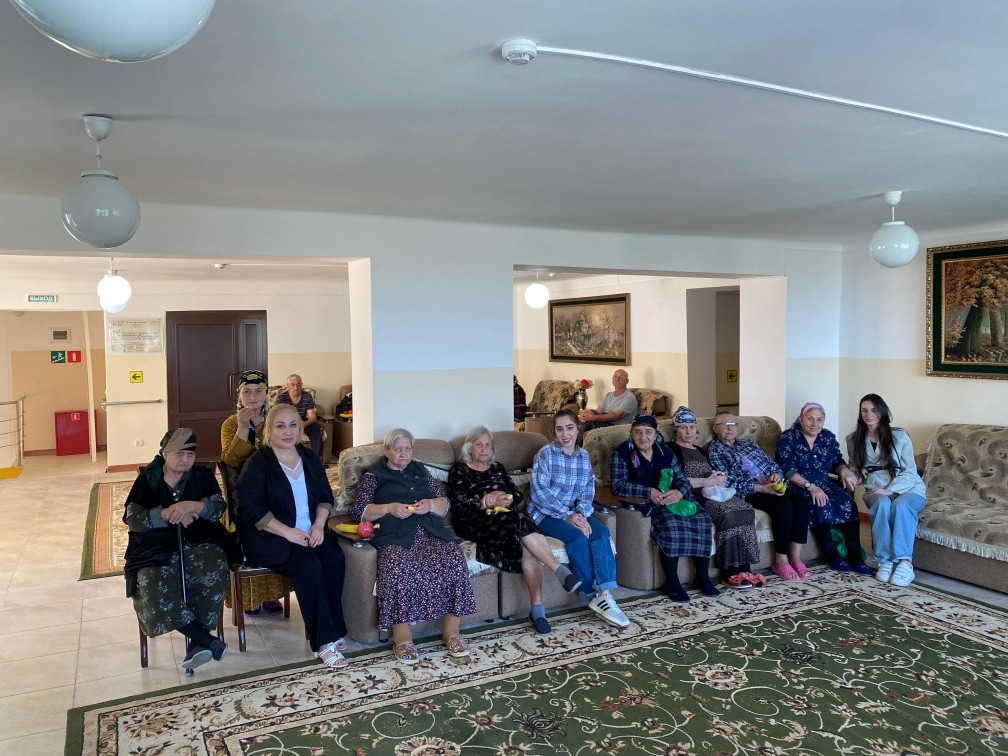 Студенты КДМ Юридического института ДГУ посетили  проживающих дома - интерната "Ветеран"