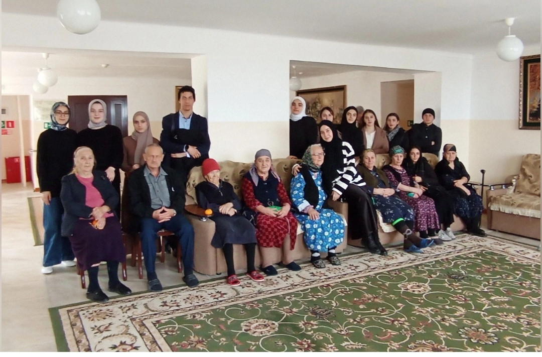 Студенты медицинского колледжа имени Башларова посетили проживающих дома - интерната "Ветеран"