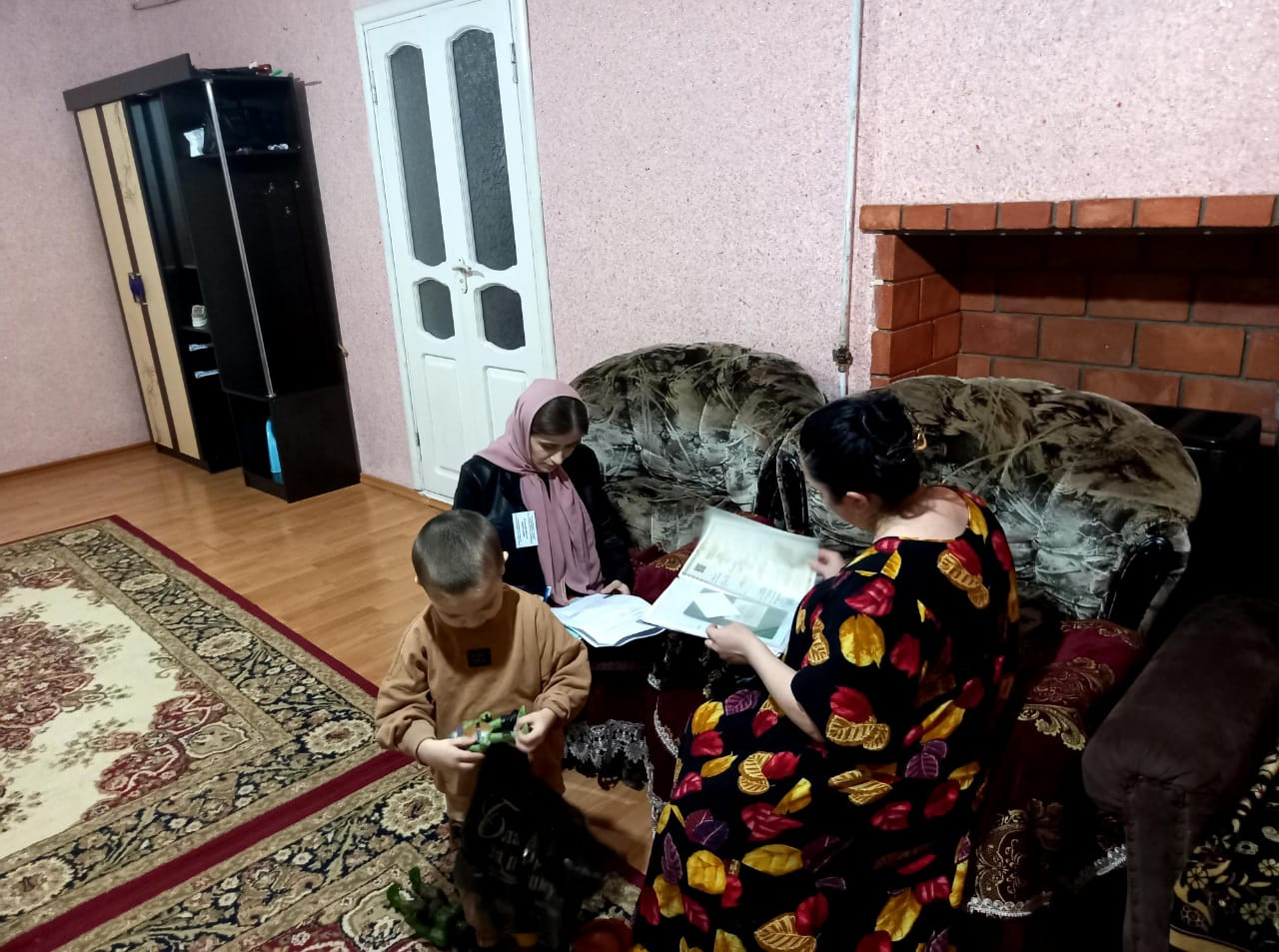 Специалист по работе с семьей и детьми Багомедова Патимат провела визит к семье участника СВО – Абакарова Арсена.