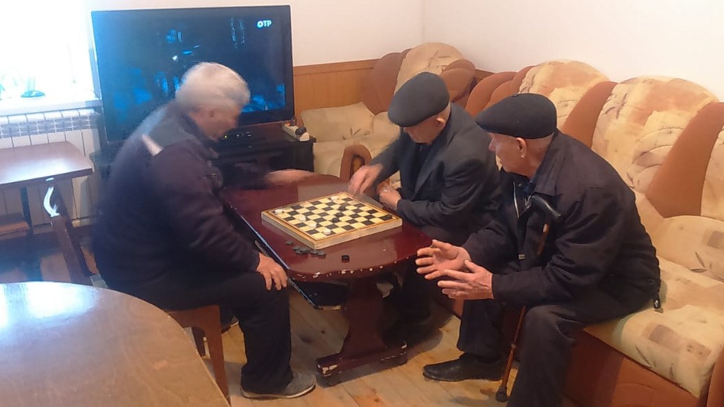 Есть такая игра - игра в шашки