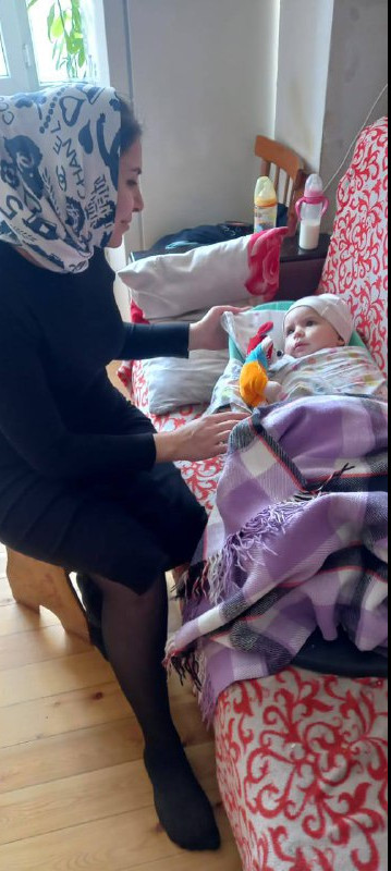 Социальный работник с функцией сиделки Отделения социального обслуживания на дому детей и семей с детьми Герейханова Ильяна С. оказывает социально-бытовую услугу