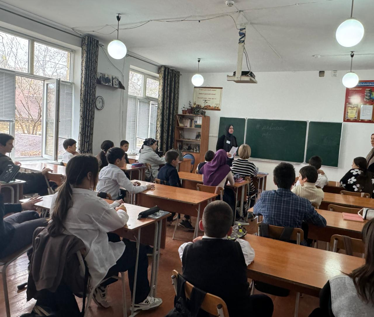 Специалист по работе с семьёй и детьми Алиева Макслина провела беседу с учащимися 6-го класса школы под названием "Мы Вместе".