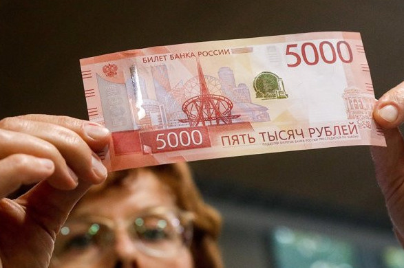 Центральный банк России предупредил о новой мошеннической схеме со 100-рублевыми и с 5000-рублевыми банкнотами