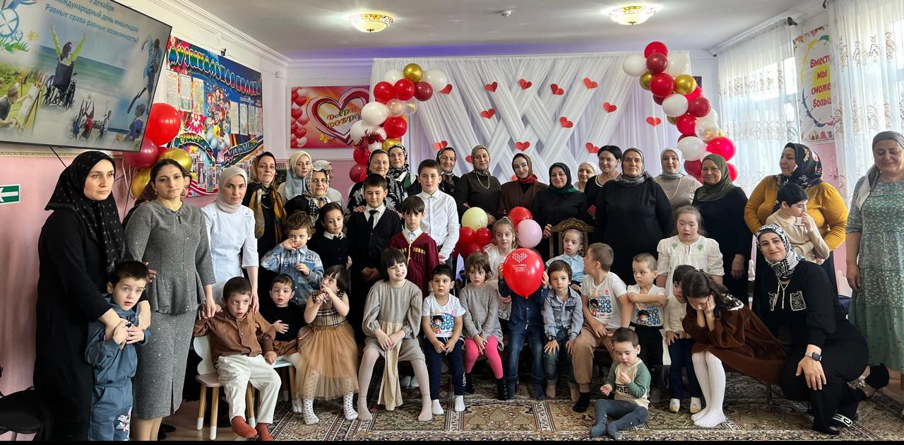 «Свет в наших сердцах»: праздник для особенных детей прошел в Реабилитационном центре для детей с ОВЗ Казбековского  района