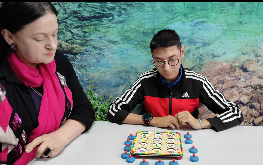 Проведение психологом индивидуального занятия на развитие памяти и внимания