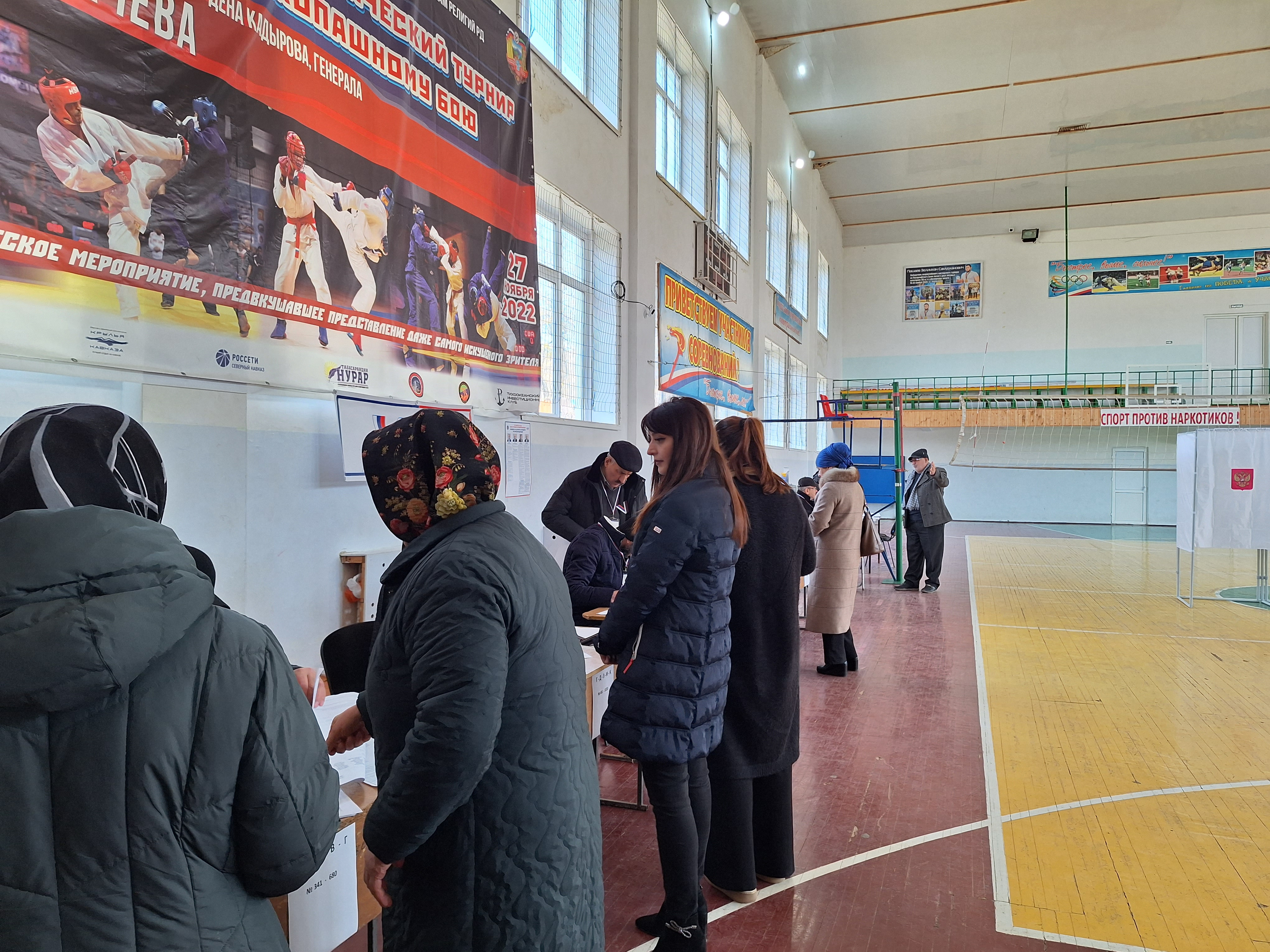 Работники ГБУ РД ЦСОН в МО "Хивский район" коллективно проголосовали за будущего президента России.