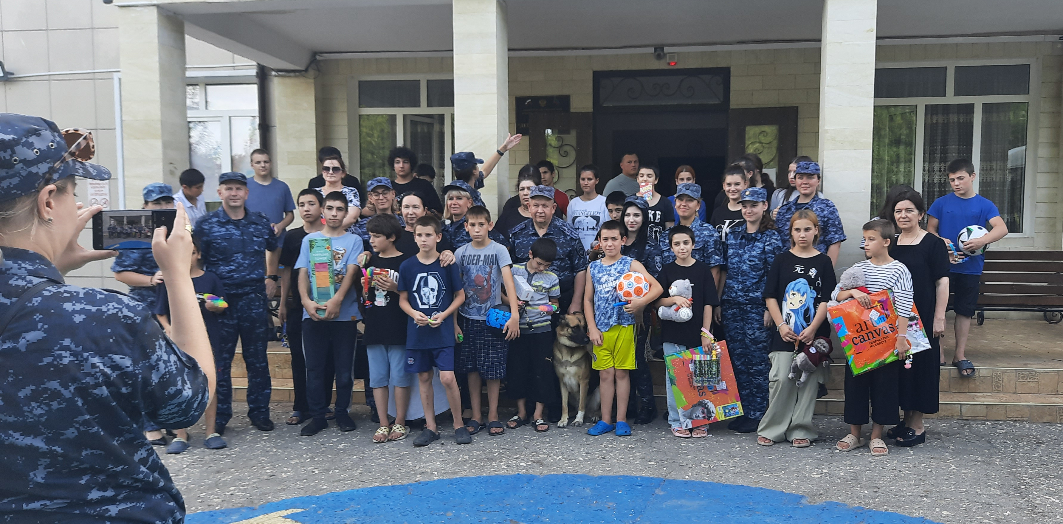 Российские пограничники побывали в гостях у воспитанников Детского дома №7 в Избербаше