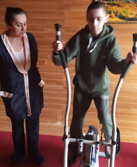 Будни инструктора ЛФК, Лечебной Физкультуры и Коррекционной Гимнастики, Ибрагимовой Хадижат, проходят в динамичном режиме и включают в себя разнообразные задачи и активности.