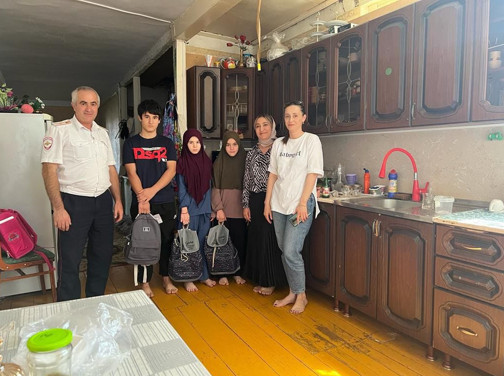 Специалисты отделения социального обслуживания детей и семей с детьми в полустационаре совместно с...