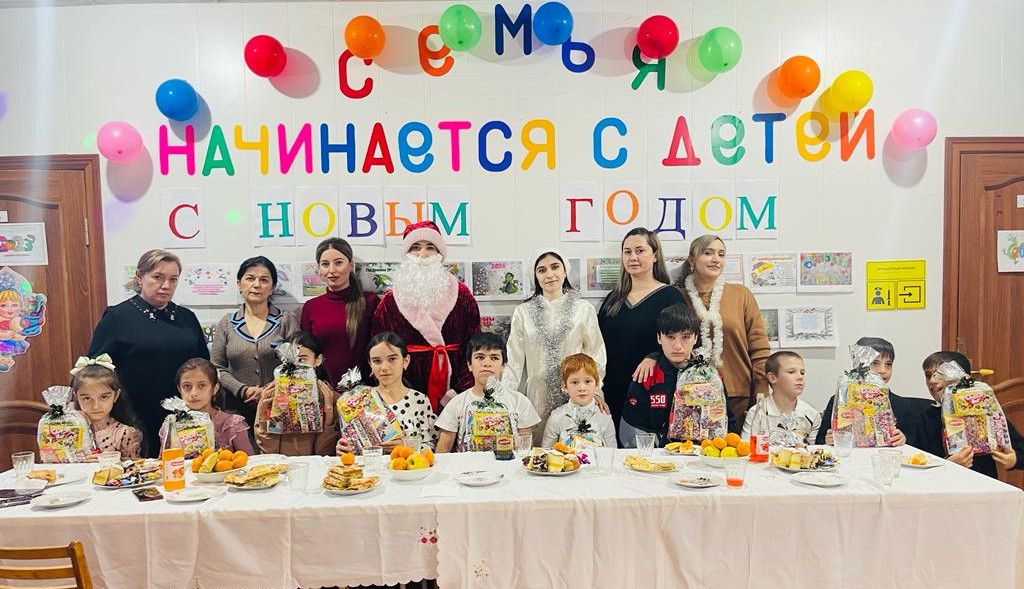 В Сергокалинском Комплексном центре Дед Мороз и Снегурочка поздравили детей с наступающим Новым годом