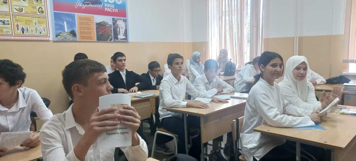 Раздача буклетов "Пять причин бросить курить", "Вред курения"