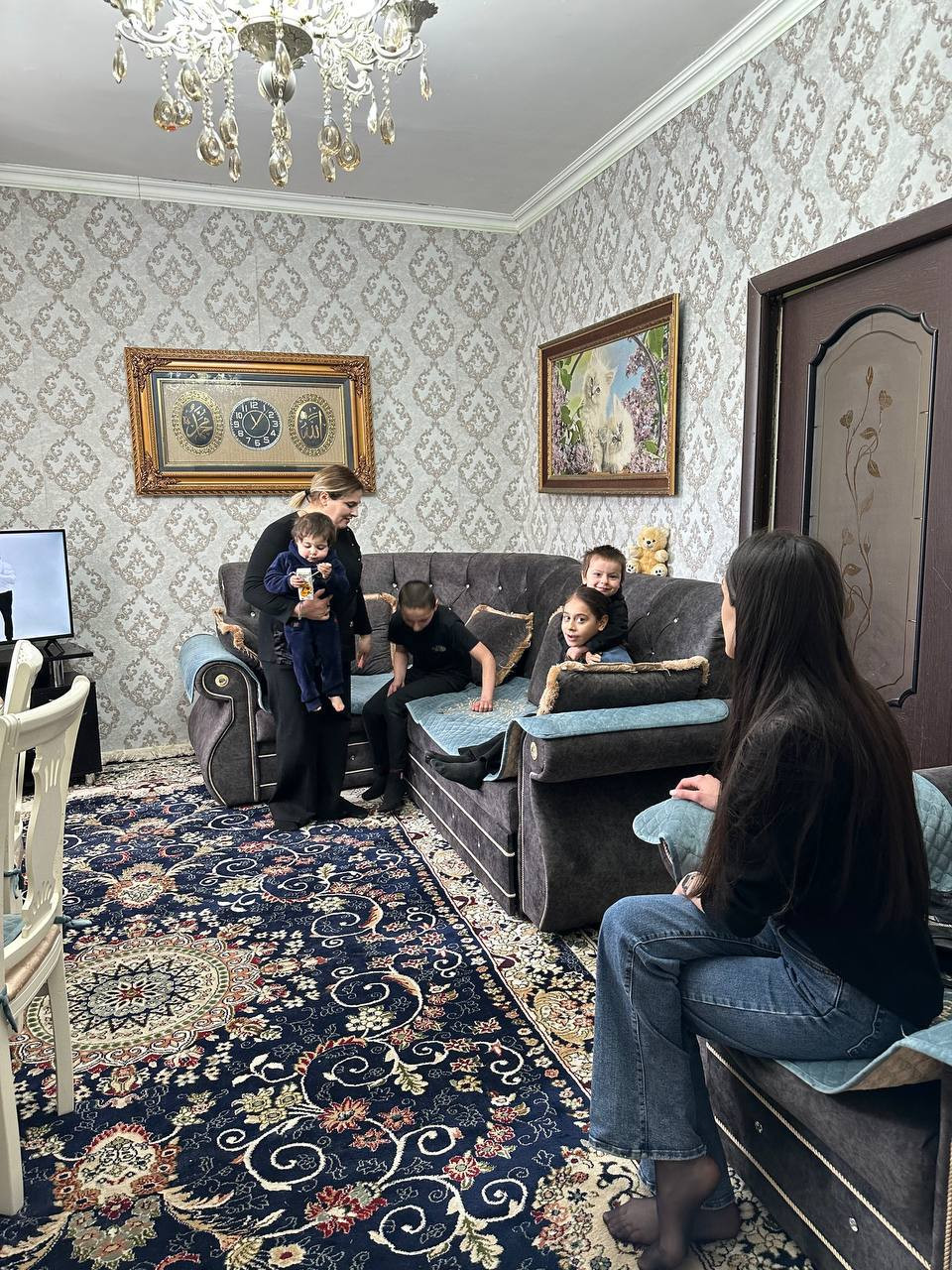 Накануне мусульманского праздника Ураза Байрам специалисты Управления социальной защиты Ахтынского района поздравили на дому семьи участников СВО с праздником Ураза Байрам!