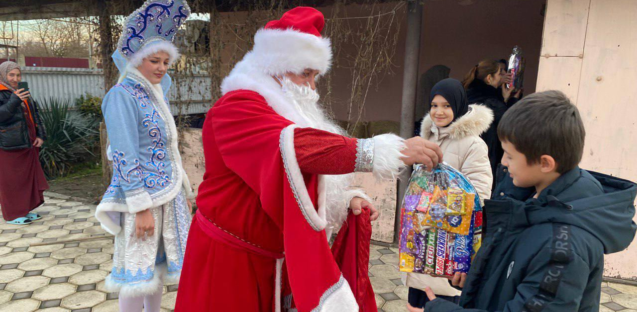 Социальные учреждения Минтруда РД в Кизлярском районе поздравили с наступающим праздником детей участников СВО