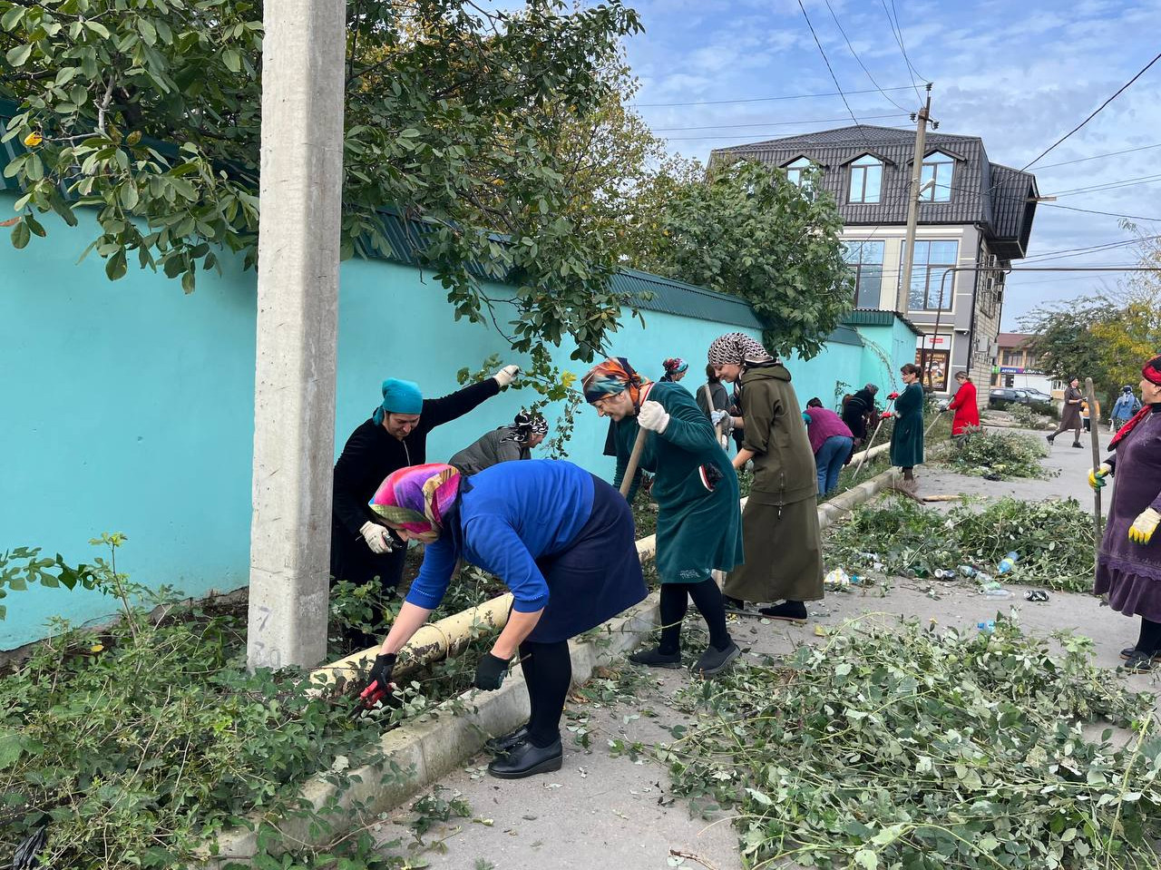 Социальные работники 2-го отделения граждан пожилого возраста и инвалидов на дому провели мероприятие по уборке и благоустройству учреждения.
