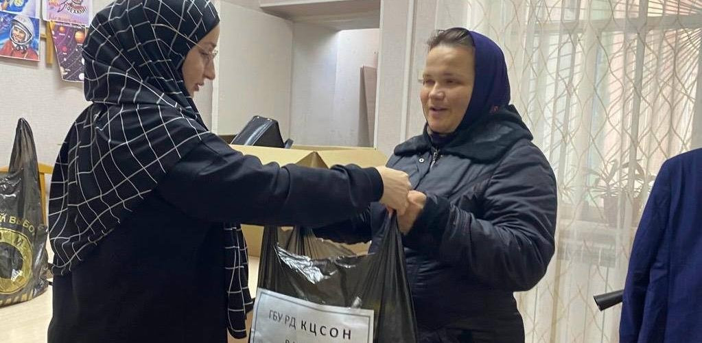 Социальные работники Минтруда Дагестана в Каспийске поздравили около 200 подопечных из числа малоимущих граждан с наступающим праздником Ураза-байрам