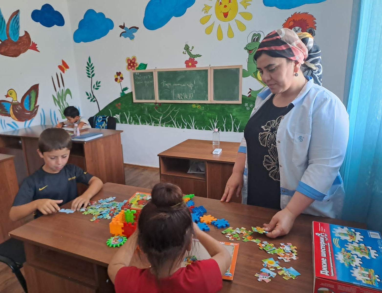 Воспитатель Керимгаджиева Зарипат проводит занятие с детьми «Развитие мелкой моторики рук»