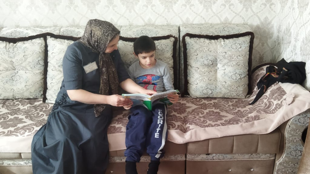 Рабочие будни специалиста по работе с семьей и детьми Абдуллаевой Зухры включают в себя разнообразные задачи. Её основная цель - помощь семьям в решении социальных, психологических и воспитательных вопросов.