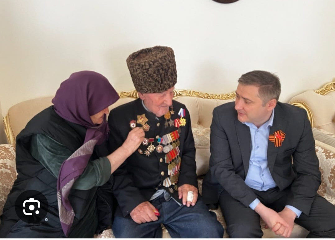 Мурад Казиев поздравил Ветерана Великой Отечественной войны Ибрагим-Пашу Садыкова с присвоенным ему званием Героя России.