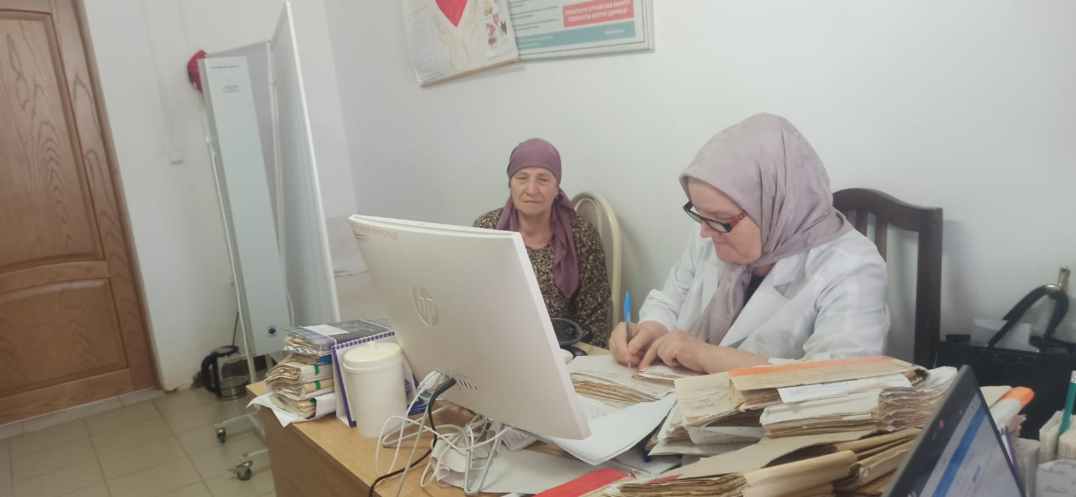 Центр социального обслуживания в Казбековском районе продолжает доставлять граждан в медучреждения, в рамках Нацпроекта «Демография»