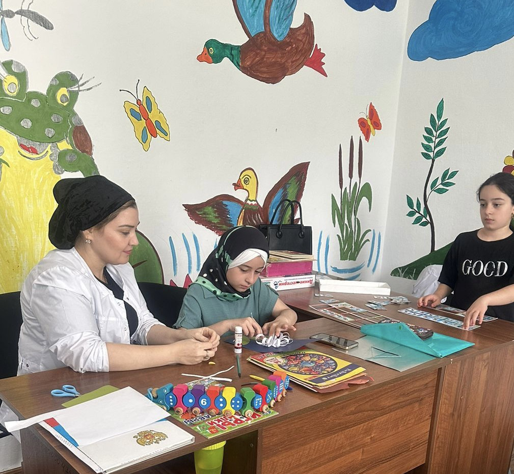 Воспитателями Центра каждый день проводятся занятия с подопечными, по формированию практических умений и навыков по выполнению объёмной аппликации: