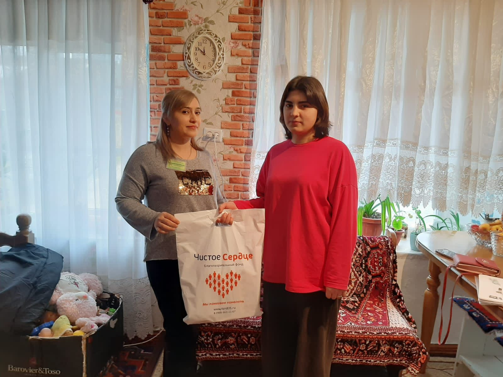 Специалист Комплексного центра, Муртазалиева Раисат, посетила подопечную, Уцумиеву Б., и предоставила ей материальную помощь от благотворительного фонда «Чистое сердце».