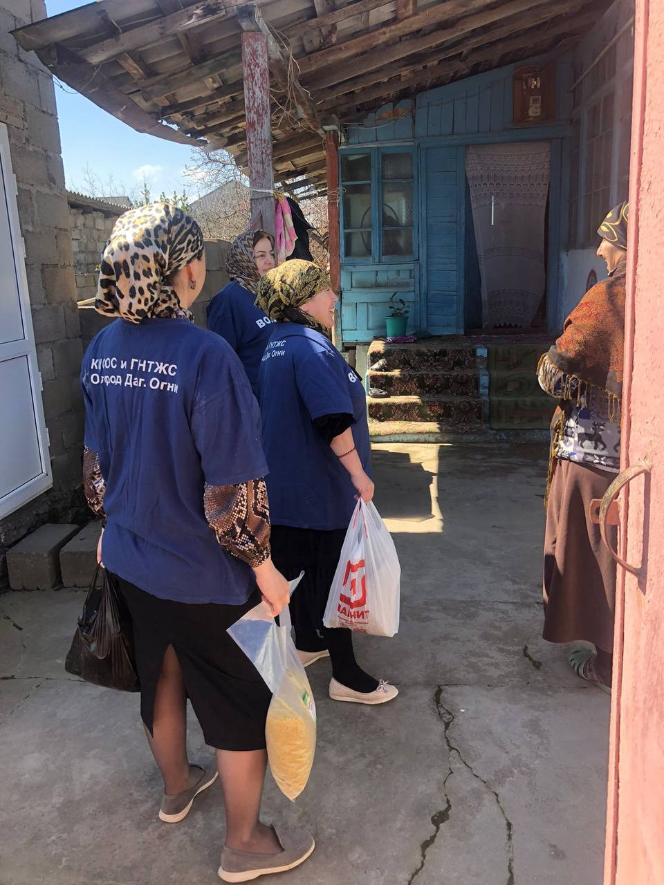 Волонтеры социальные работники 2-го отделения граждан пожилого возраста и инвалидов на дому в честь священного праздника Ураза-Байрам оказывают гуманитарную помощь в виде продуктовых наборов