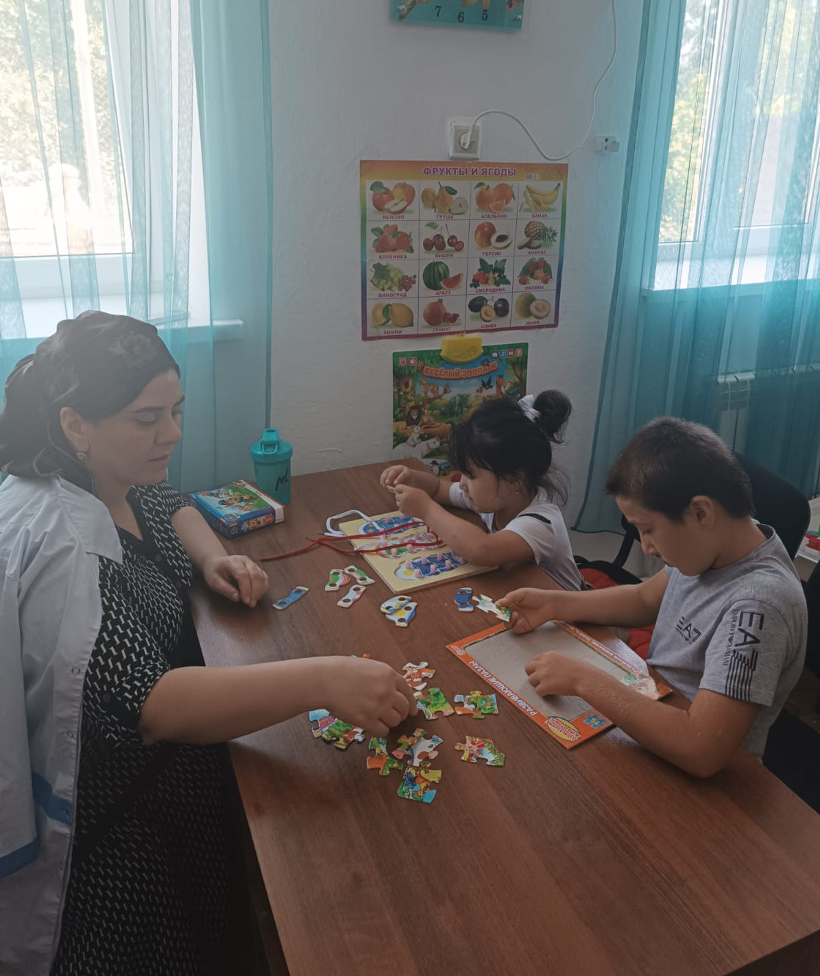 Керигаджиева Зарипат проводит с занятие на тему «Пазлы»