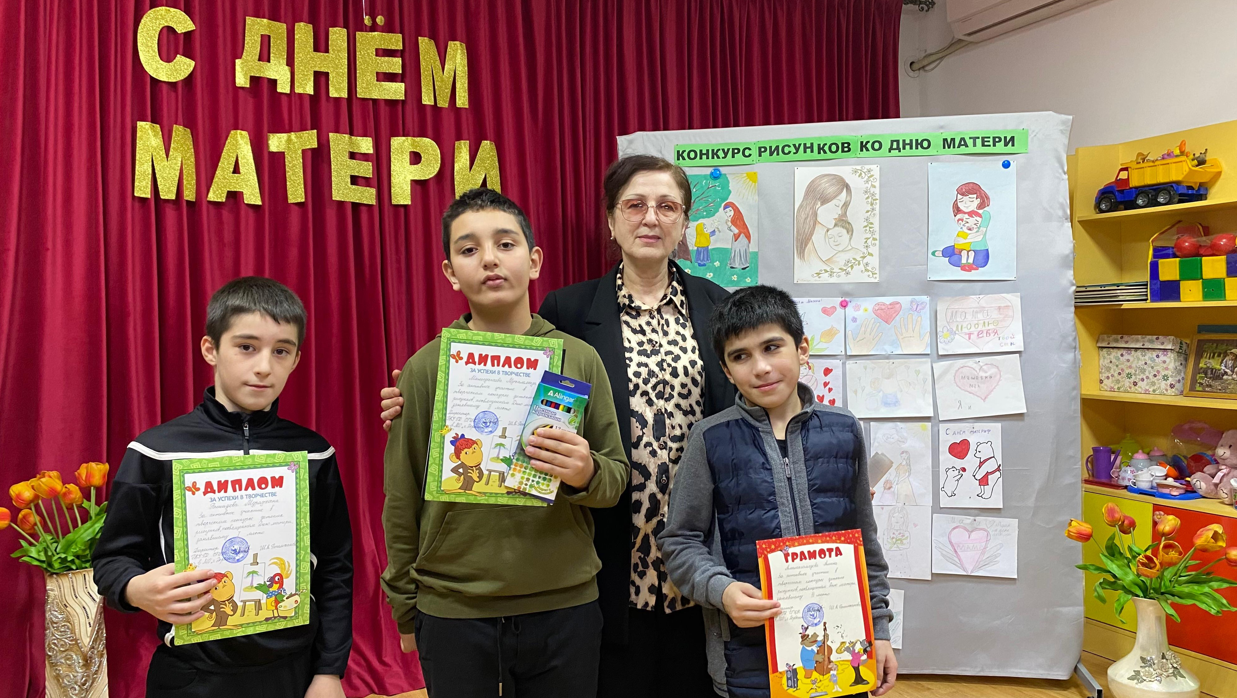 Конкурс детских рисунков "Всех важней на свете мама"