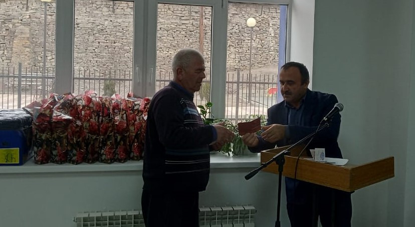 Директор Комплексного центра Минтруда РД в Курахском районе Эльбрус Гаджиев вручил ветеранам афганских событий юбилейные медали