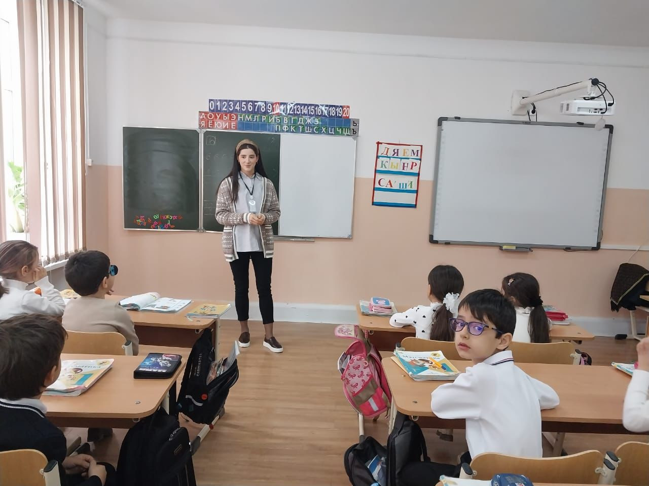 Психолог Центра, Ибрагимова Асият, провела психологическую беседу и психологическую игру "Я и мои друзья" для учащихся 1 класса МКОУ СОШ №2.