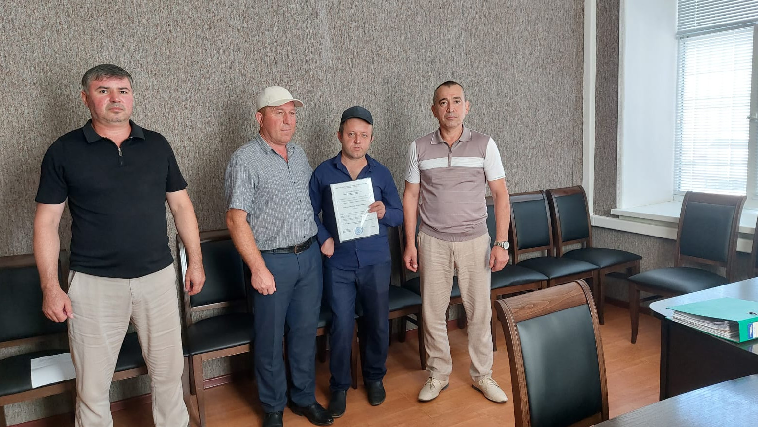 В Соцзащите Табасаранского района двум жителям с ограниченными возможностями здоровья вручены сертификаты на улучшение жилищных условий.