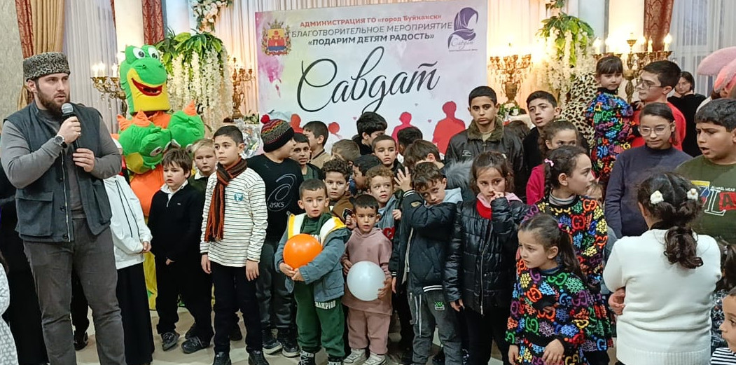 Буйнакский Центр социального обслуживания Минтруда РД поздравил 500 ребятишек в преддверии Нового года