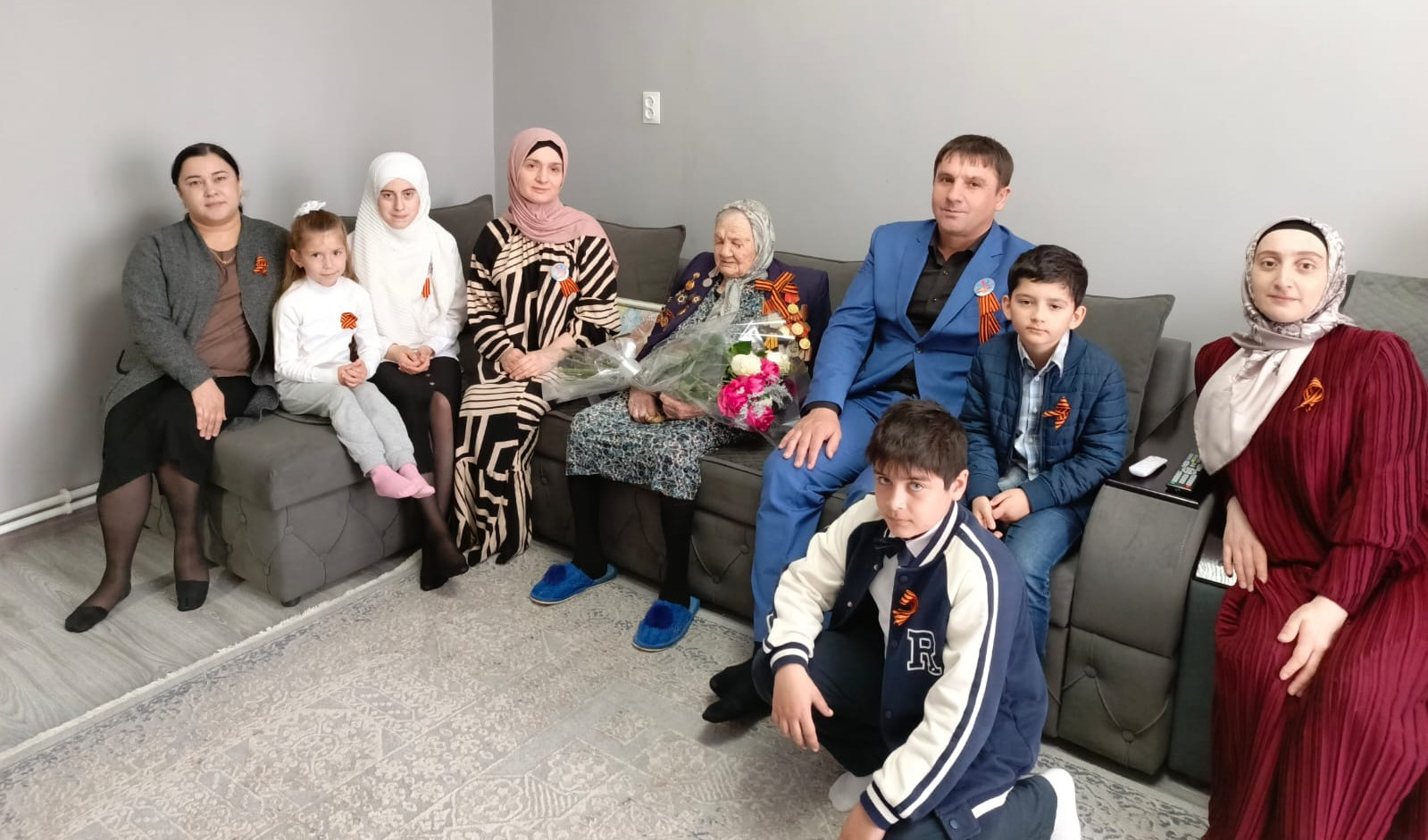 В Буйнакске победитель творческого конкурса «Победный май» подарила свой рисунок ветерану войны