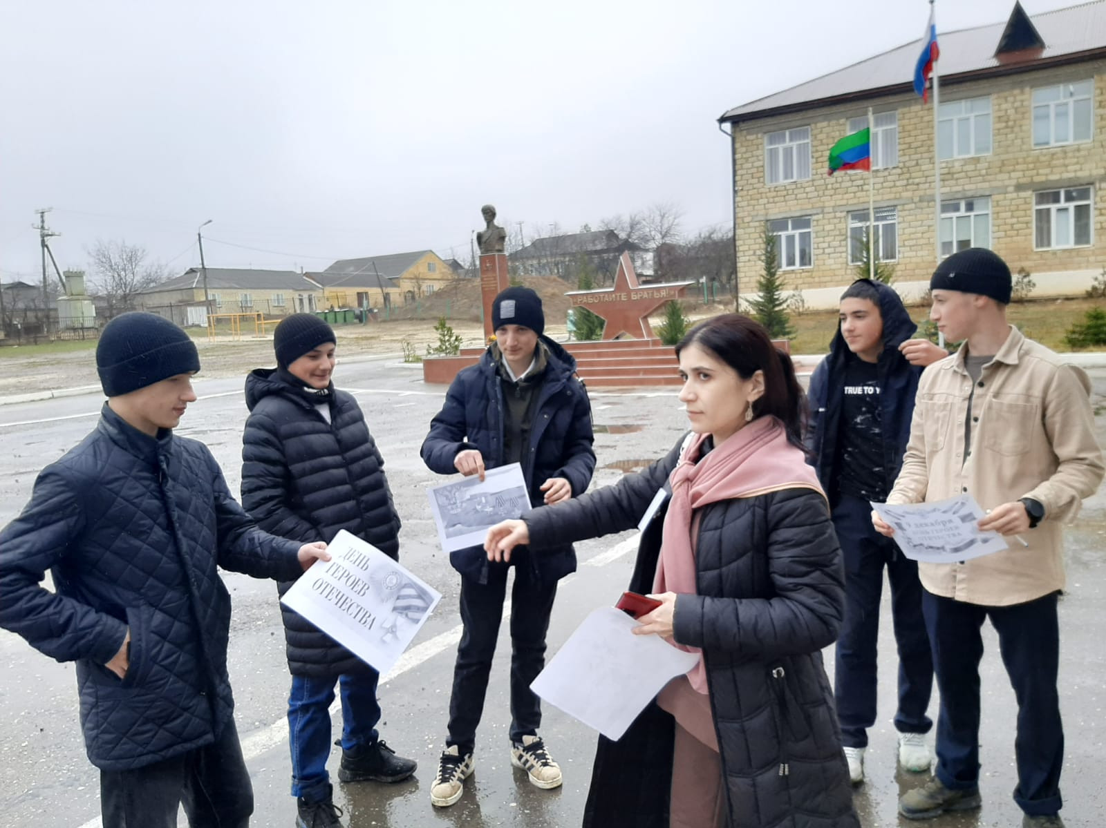 Специалисты по работе с семьей, Багомедова Патимат, Джалилова Марзият и Алишихова Раисат, провели беседу, посвященную Дню Героев Отчества, который отмечается 9 декабря, в двух школах - СОШ №1 и №2.