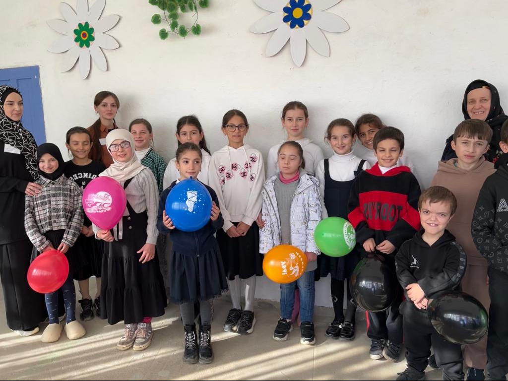 Специалист по работе с семьей и детьми Багомедова З. и медсестра по массажу Айгумова Э. совместно с КДЦ и библиотекой организовали мероприятие, посвященное Дню инвалидов.