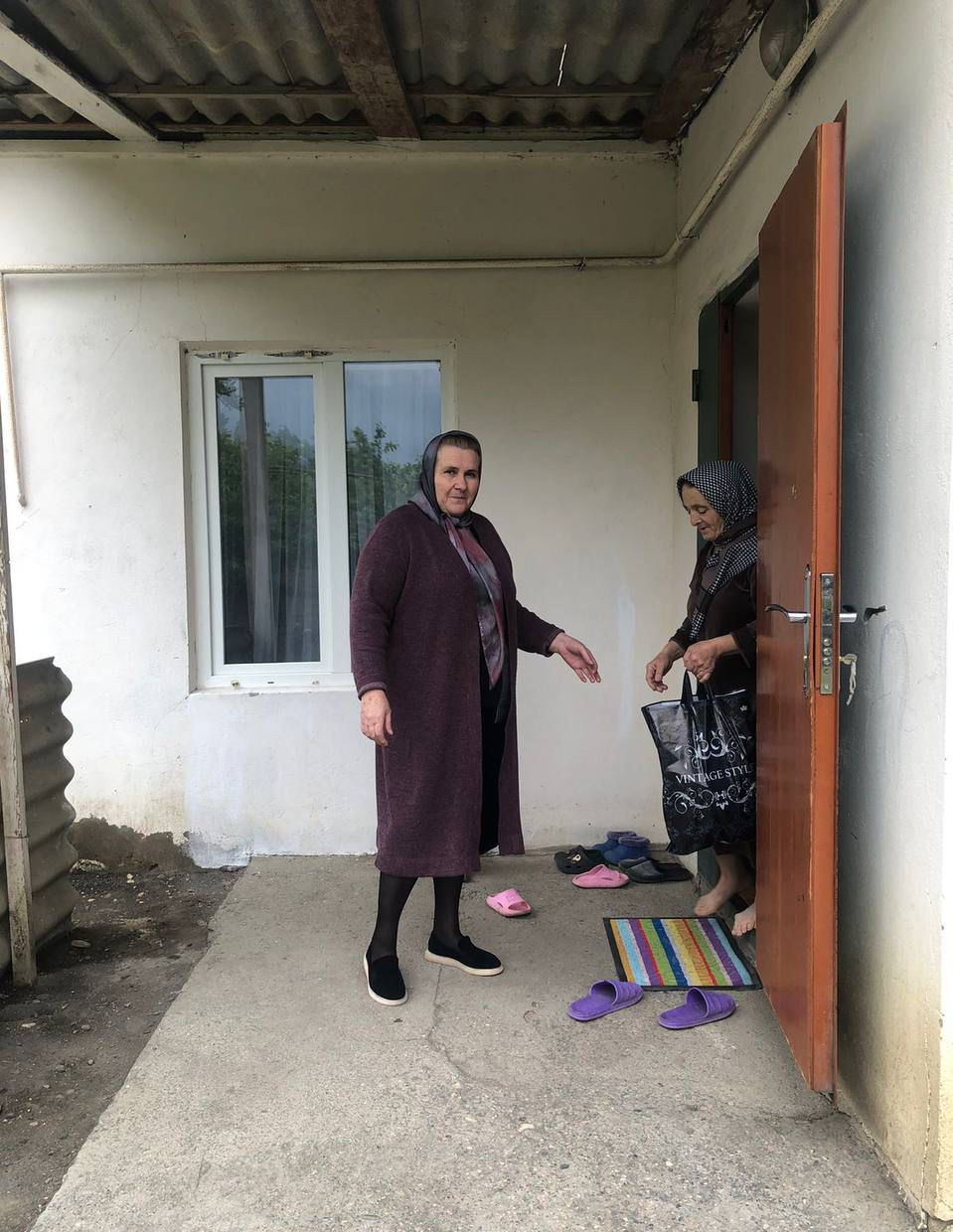 ГБУ РД КЦСОН в Мо Докузпаринский район в честь праздника совершили выезды с оказанием материальной помощи в виде продуктовых наборов малоимущие семьи, семьи с детьми