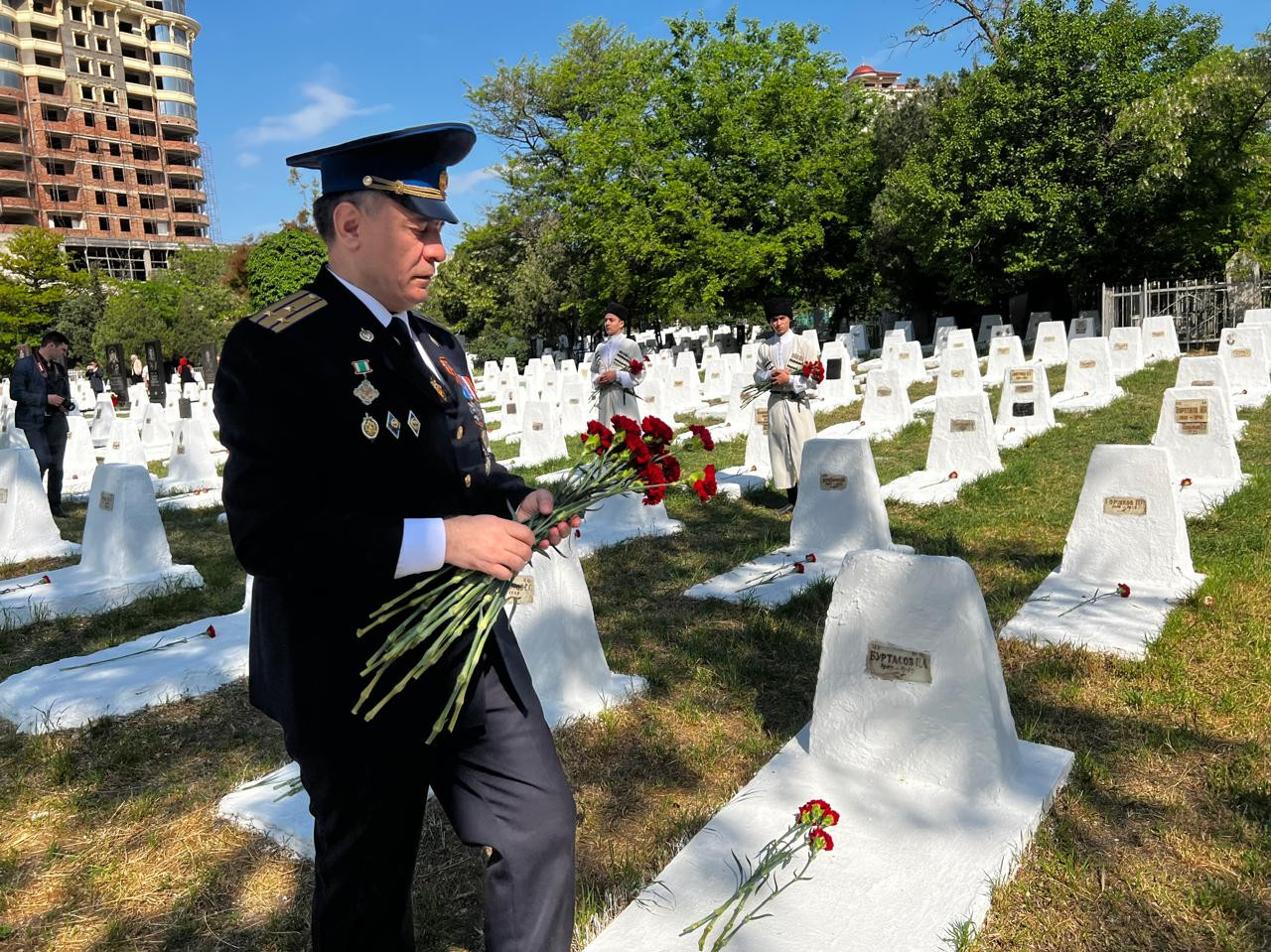 Вице-премьер Дагестана Абдурахман Махмудов принял участие в мемориальной церемонии возложения цветов на воинском кладбище в Махачкале.