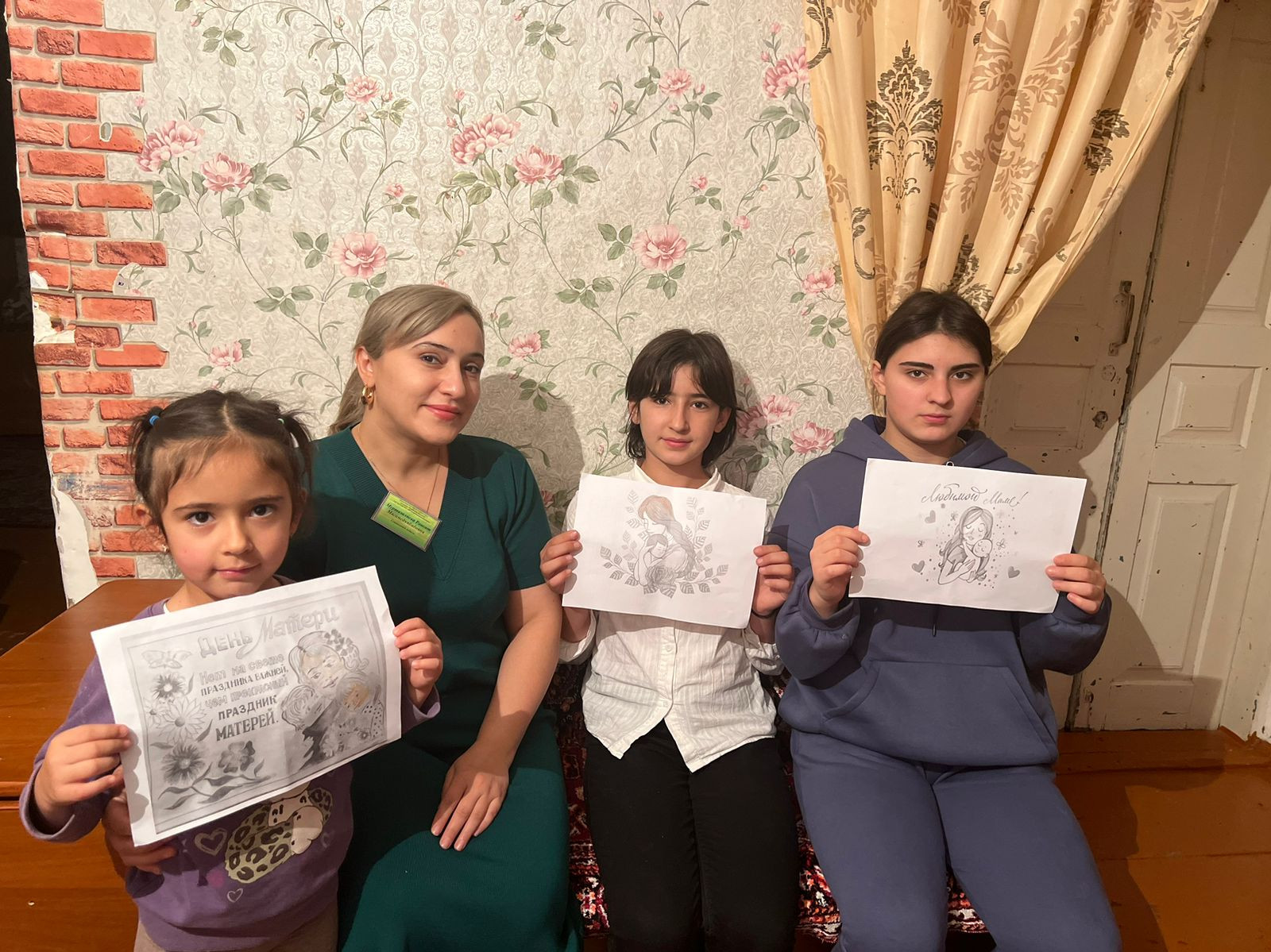 Специалист Муртазалиева Раисат посетила своих подопечных и провела беседу на тему празднования Дня матери.