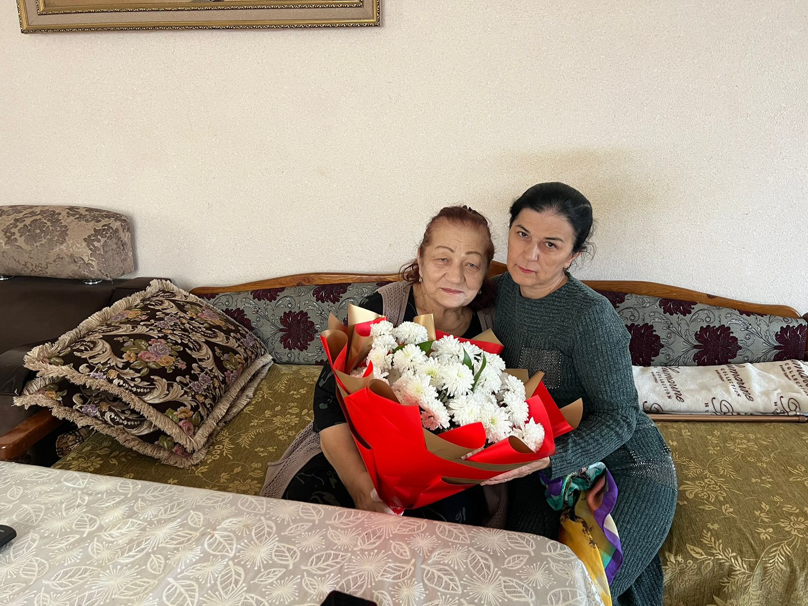 Заведующая отделением семьи и детей Мусаева Салимат и специалист по работе с семьей и детьми Муртазалиева Раисат посетили мать участника СВО на Украине Гамидова Ибрагима и поздравили ее с наступающим праздником Днём матери.