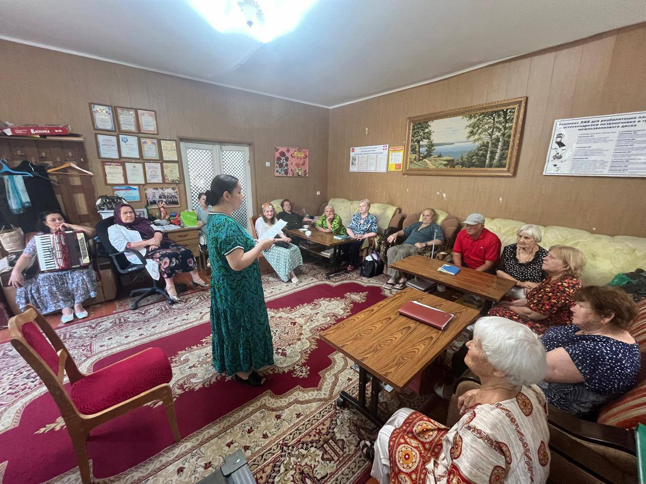 В  Каспийском центре социального обслуживания населения для граждан пожилого возраста провели занятие по развитию мелкой моторики