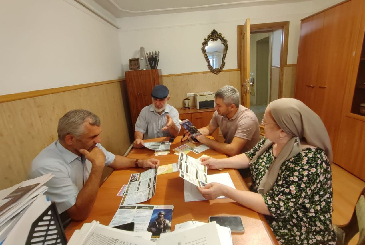 Директор центра занятости населения города Хасавюрт Гасанова Атикат Н., провела беседу с безработнымы гражданами об отборе на службу по контракту в Вооружённых силах РФ.